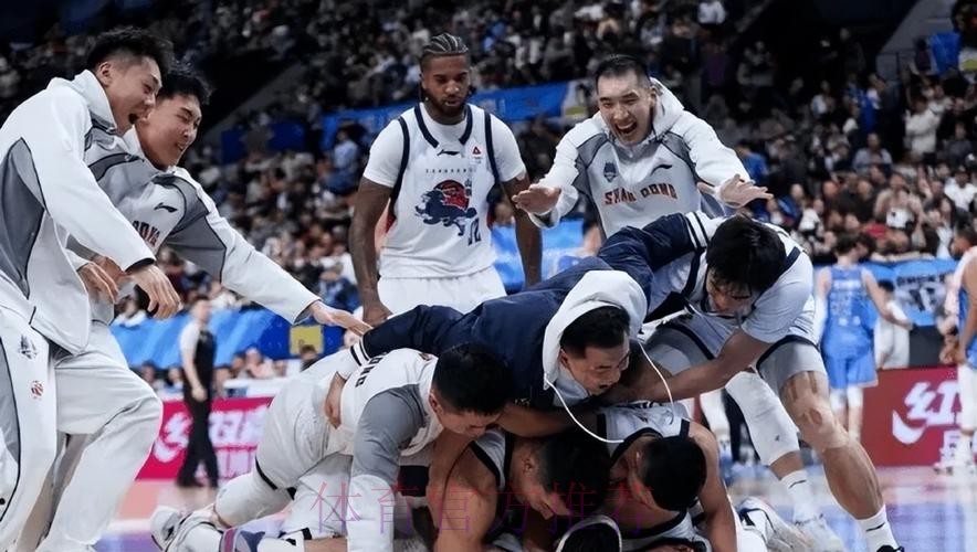 绝杀北京更衣室！山东全员欢呼拥抱，陈林坚扭屁股，郭凯一语逗乐